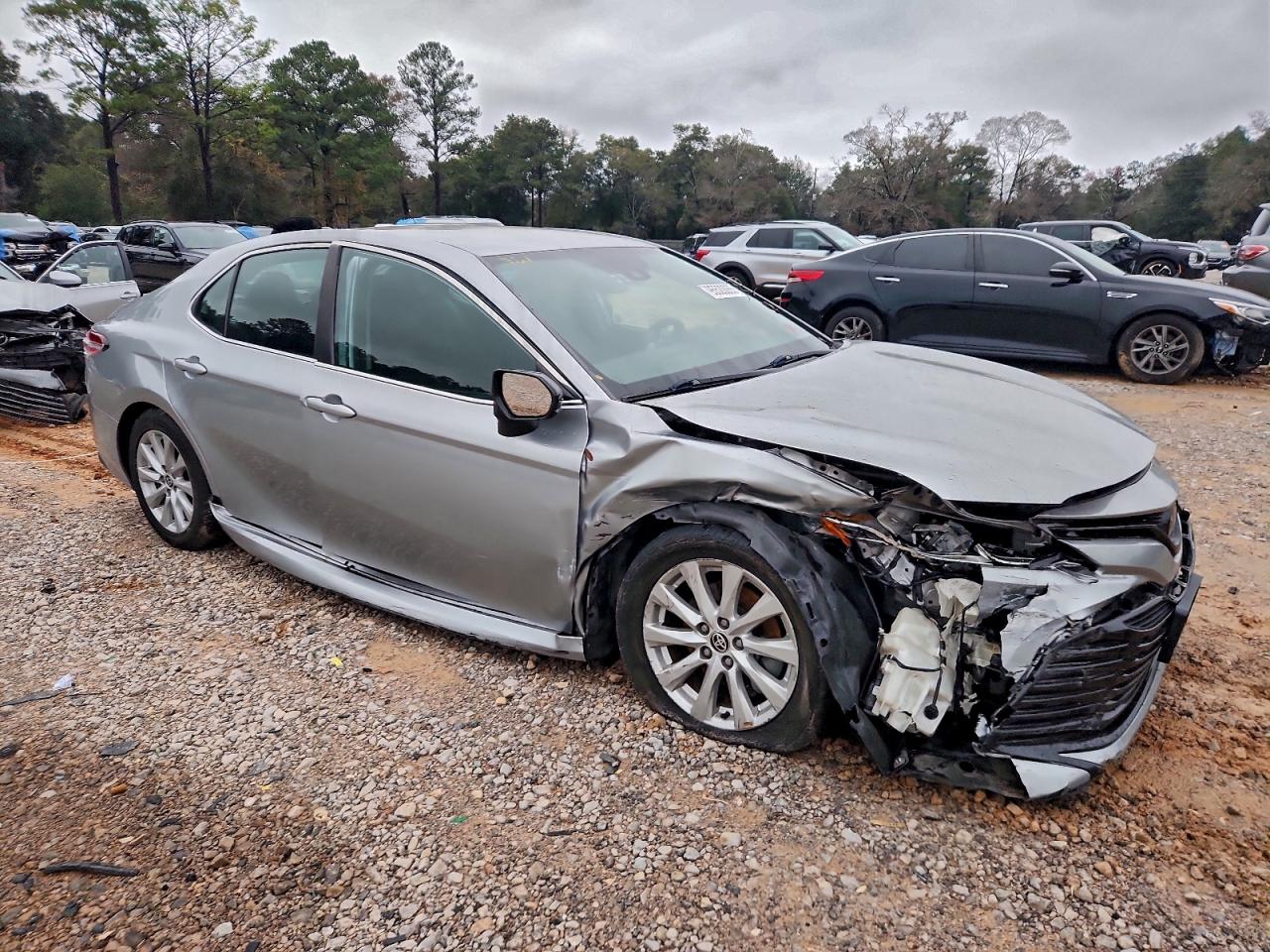 Toyota Camry Le Image 8
