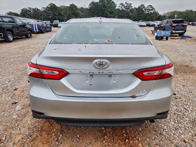 Toyota Camry Le Image 3