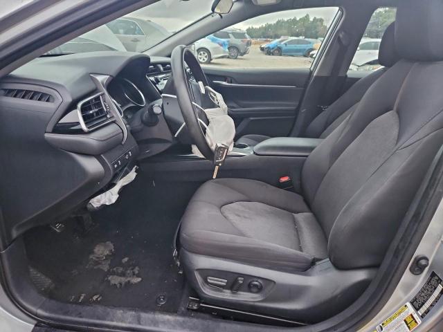 Toyota Camry Le Image 4