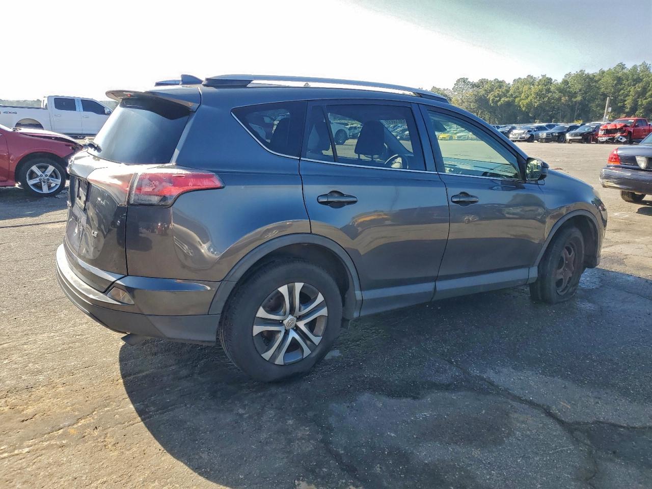 Toyota RAV4 Le Image 2