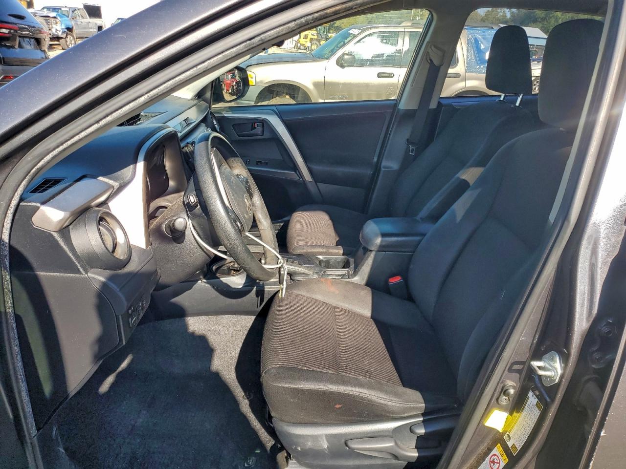 Toyota RAV4 Le Image 11