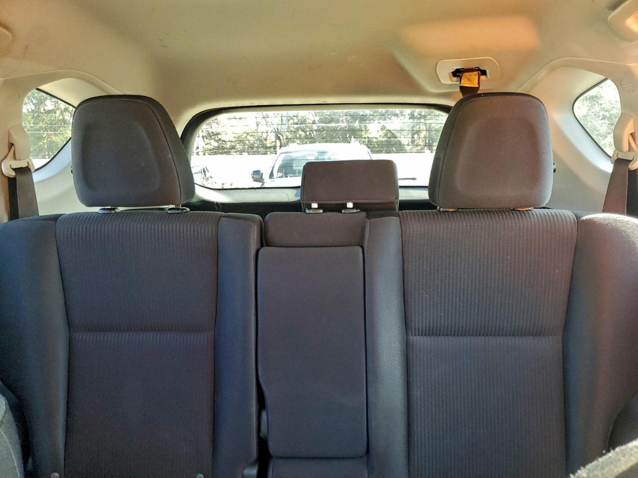 Toyota RAV4 Le Image 4