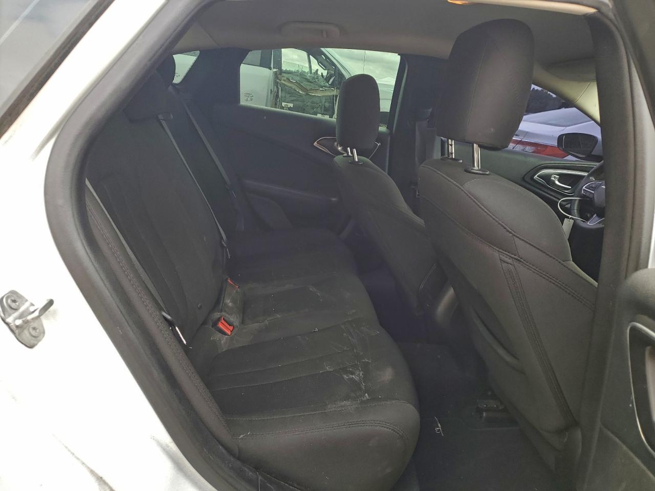 Chrysler 200 Limited Image 2