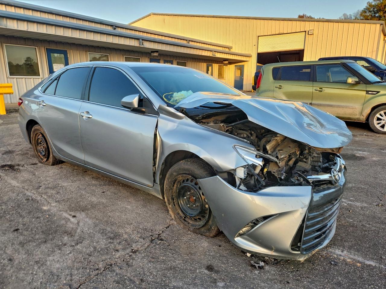 Toyota Camry Le Image 9