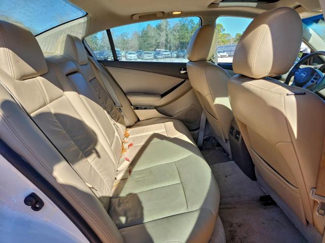 Nissan Altima Base Image 8