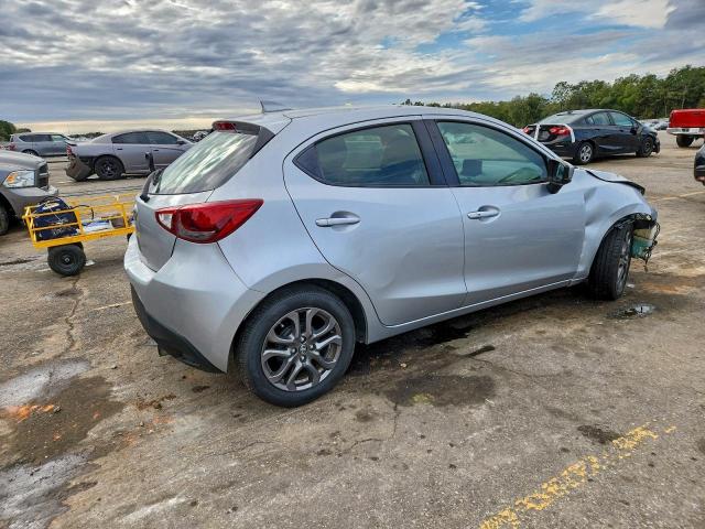 Toyota Yaris Le Image 4