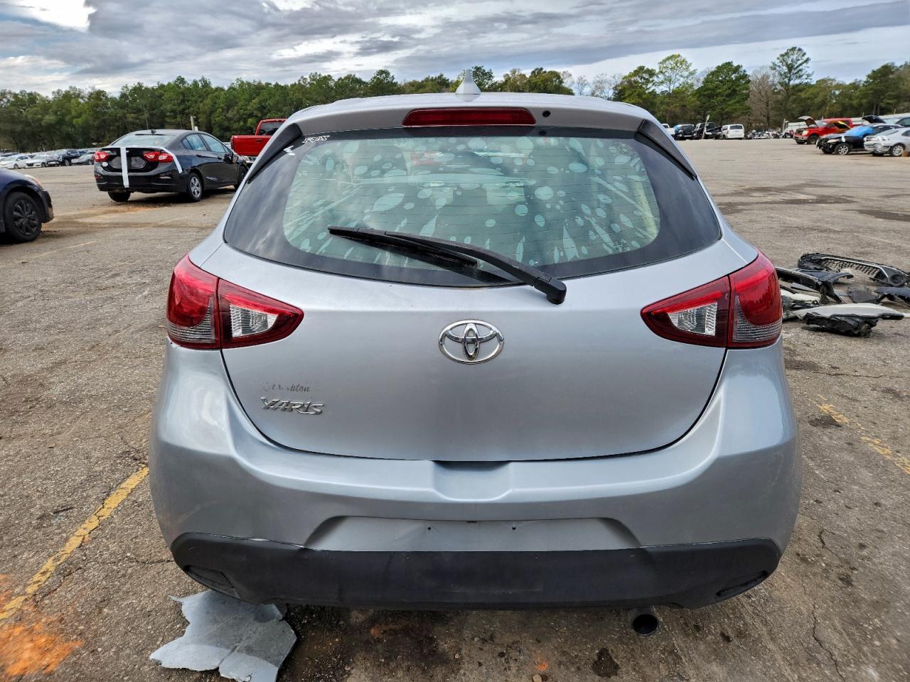 Toyota Yaris Le Image 6