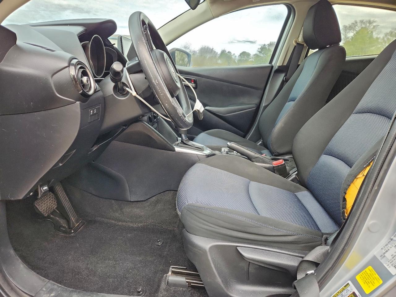 Toyota Yaris Le Image 5