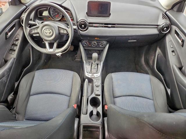 Toyota Yaris Le Image 8