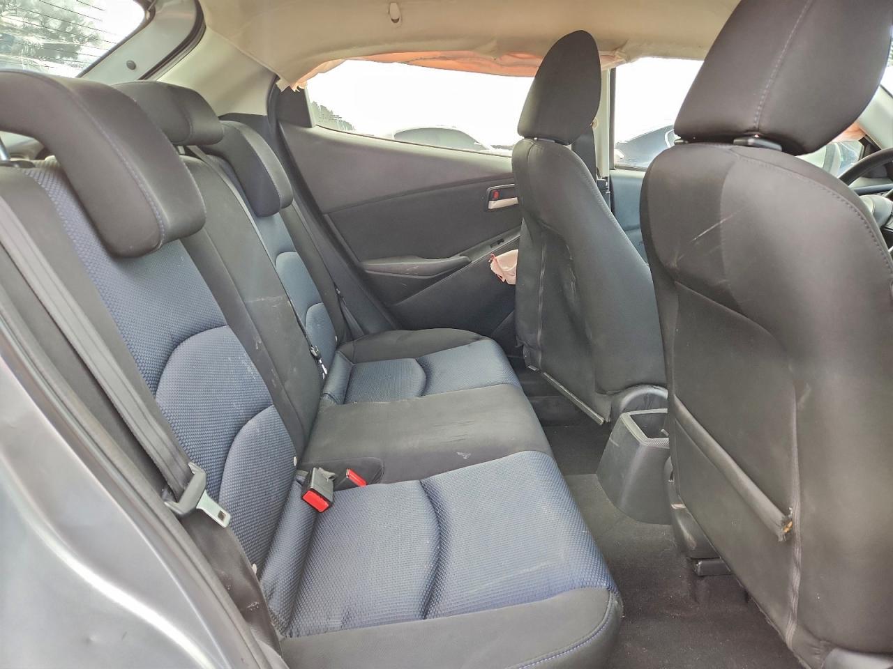 Toyota Yaris Le Image 10