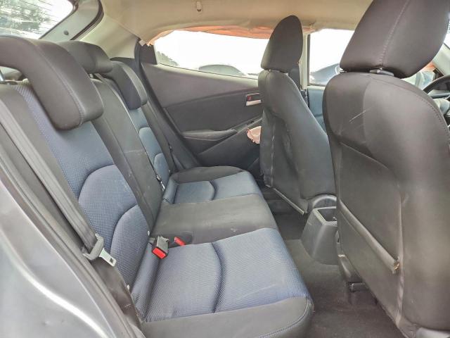 Toyota Yaris Le Image 10