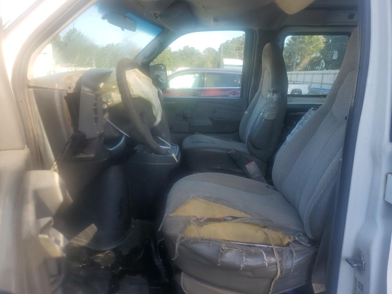 Chevrolet Express Image 3