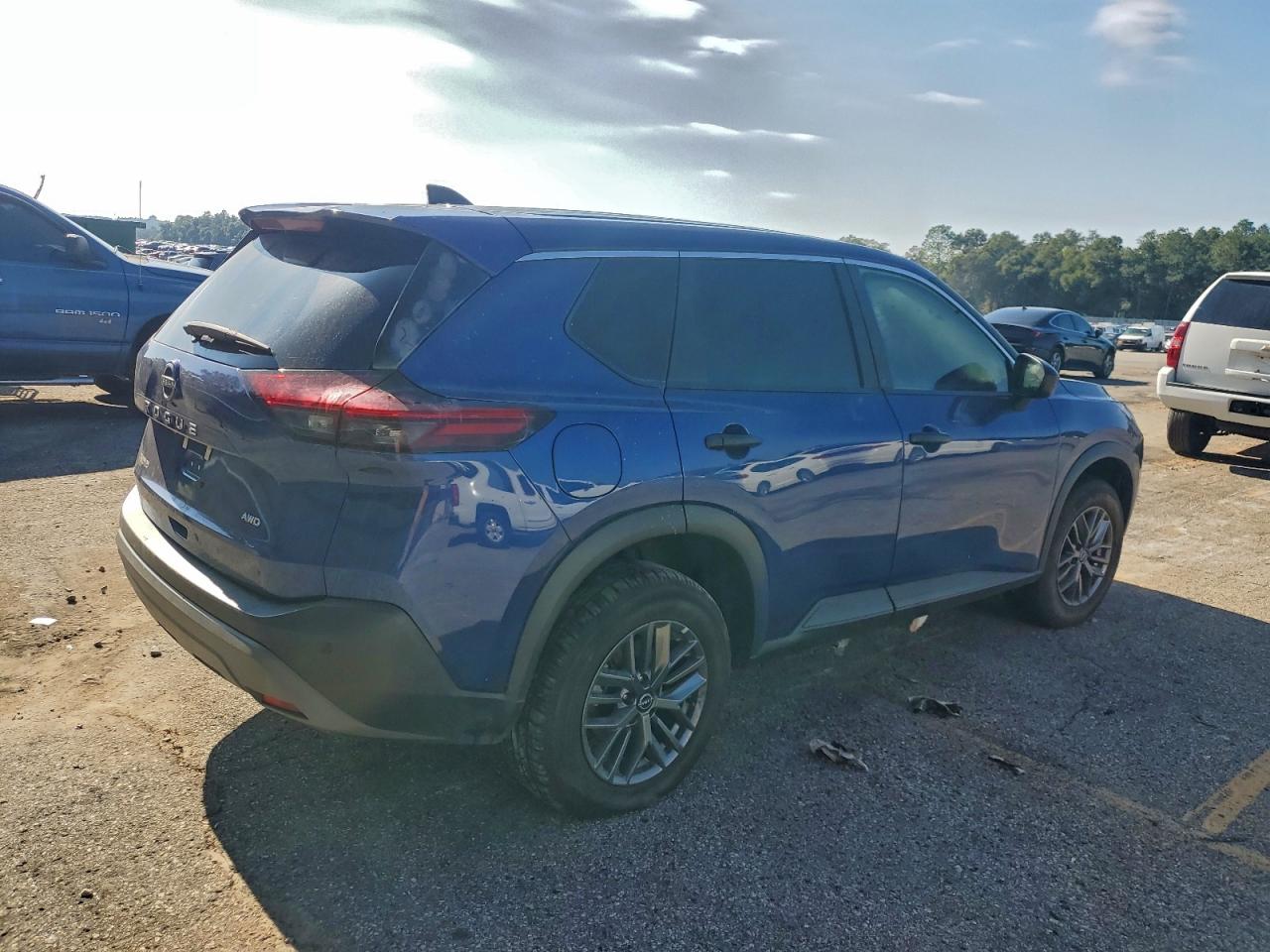 Nissan Rogue S Image 5