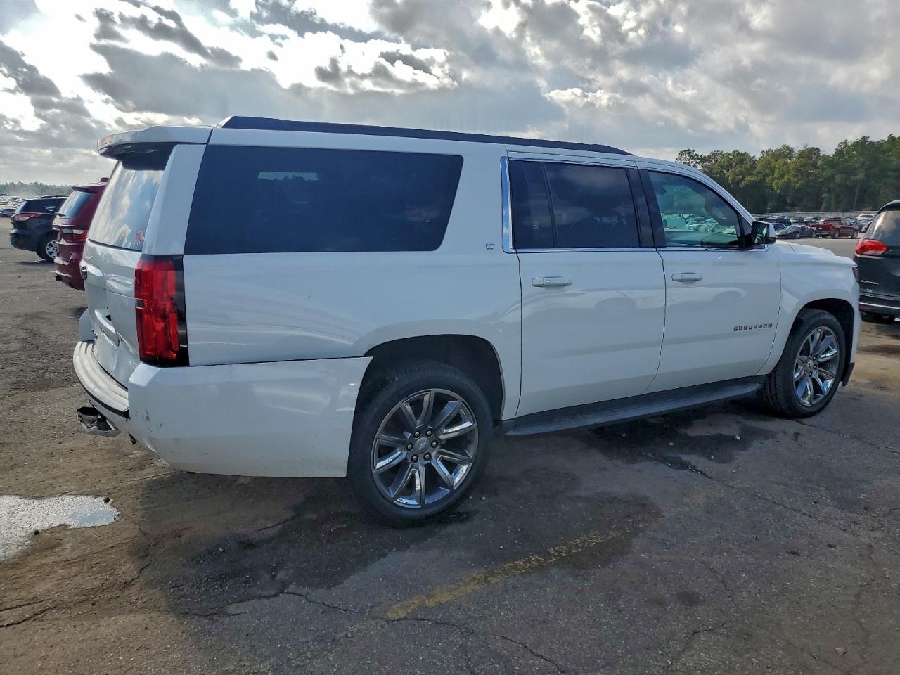 Chevrolet Suburban C1500 Lt Image 3