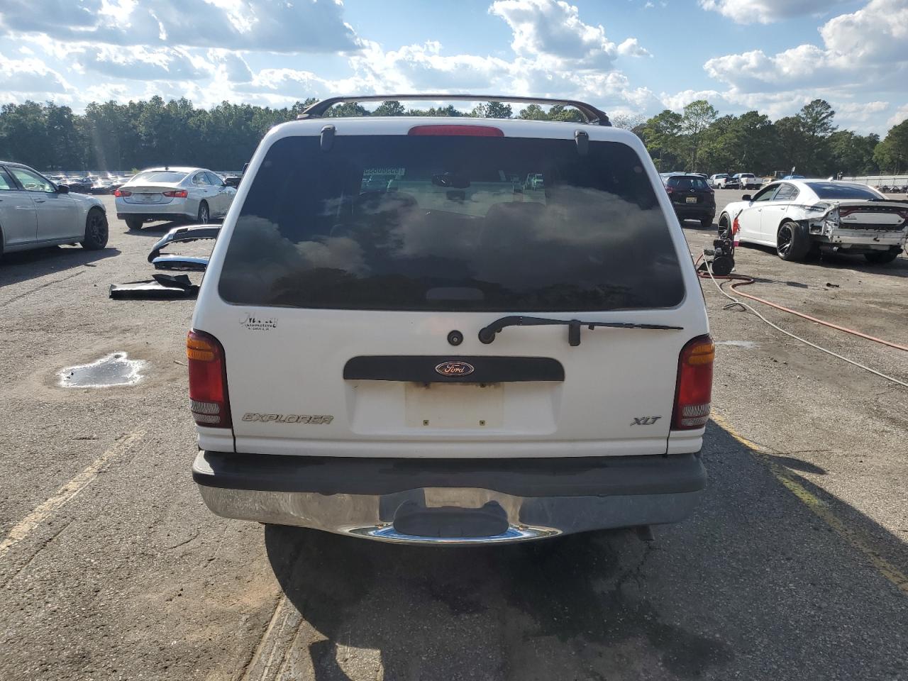 Ford Explorer Image 13