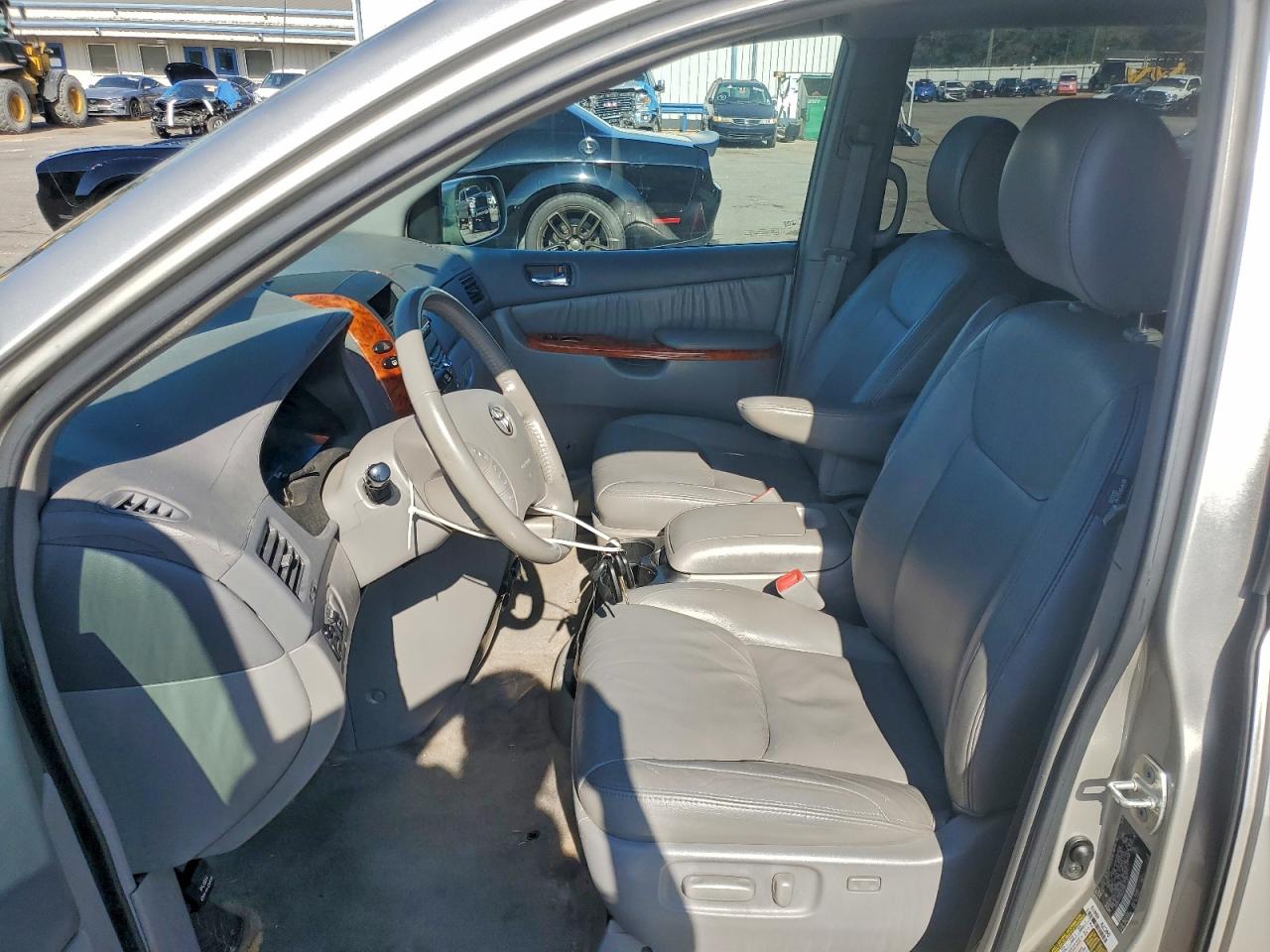 Toyota Sienna Xle Image 10