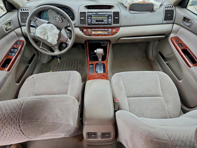 Toyota Camry Le Image 10