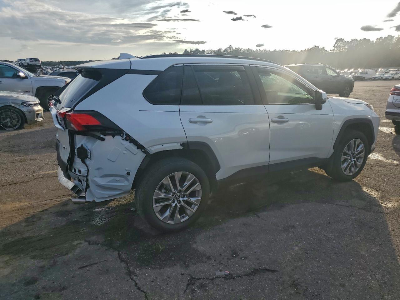 Toyota RAV4 Xle Premium Image 3