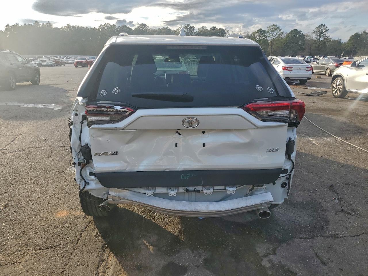 Toyota RAV4 Xle Premium Image 11