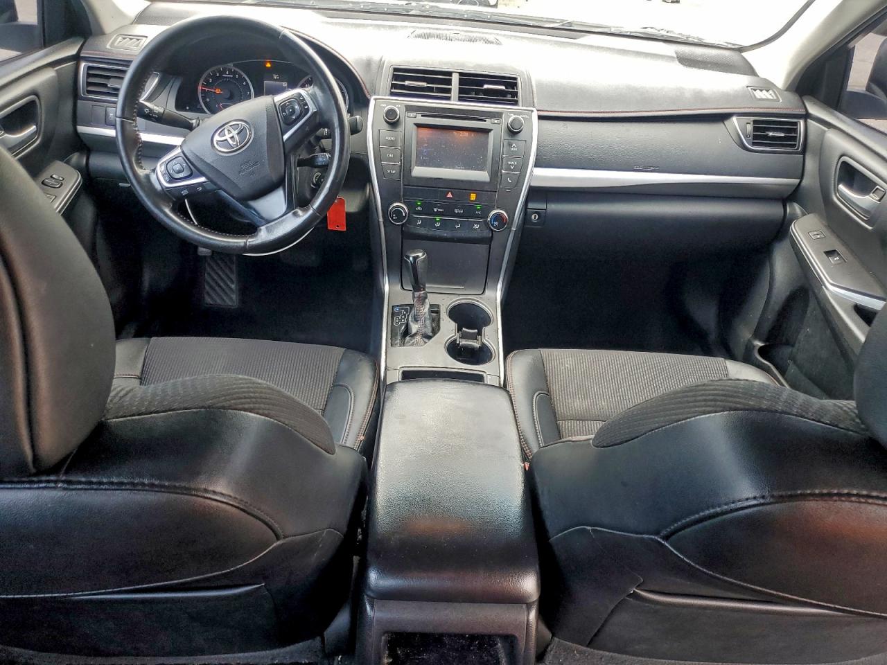 Toyota Camry Le Image 4