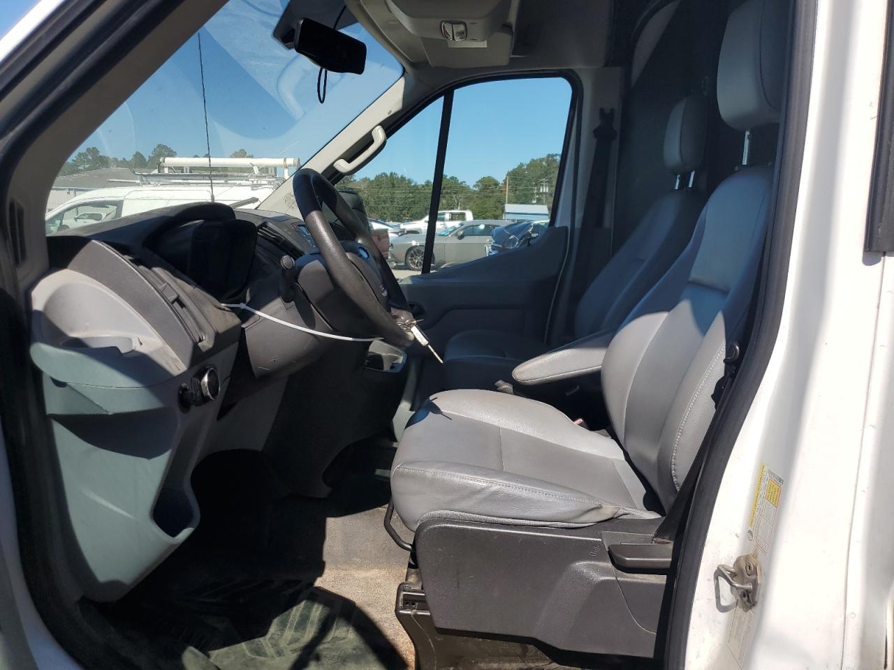 Ford Transit T-250 Image 4